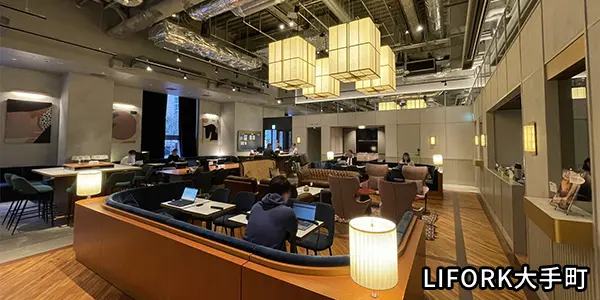 LIFORK原宿のテラスでランチミーティングをする人々の写真