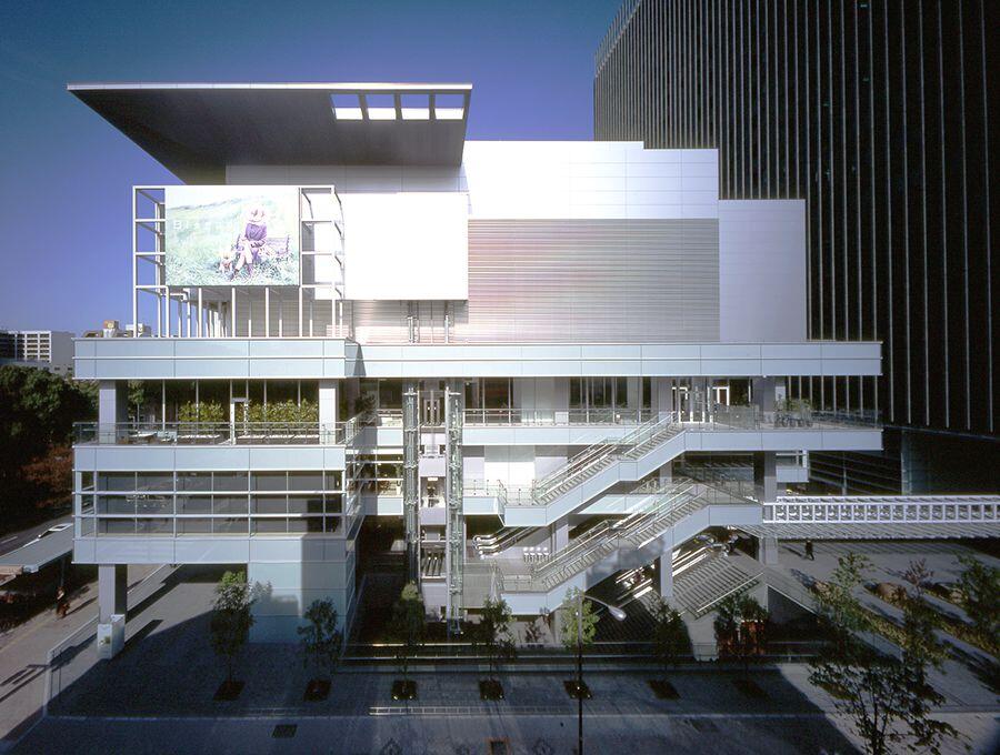 久屋大通に面して建つブロッサ全景
