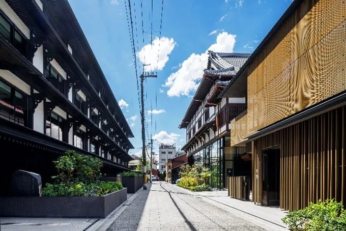 写真左：ホテル、写真右：歌舞練場・地域施設