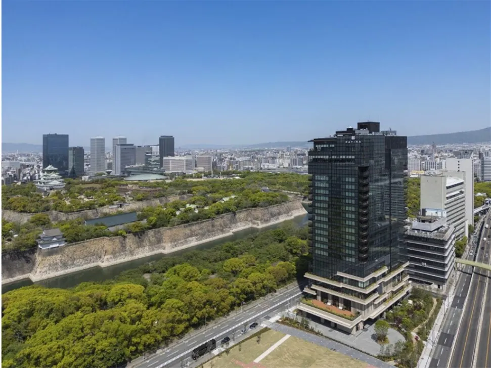 大阪城を望む「パティーナ大阪」外観*
