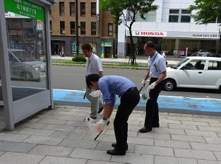 中央地区 クリーンアップ活動での清掃活動の様子の写真